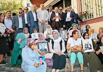 Aşiretlerden HDP önünde evlat nöbeti tutan annelere destek