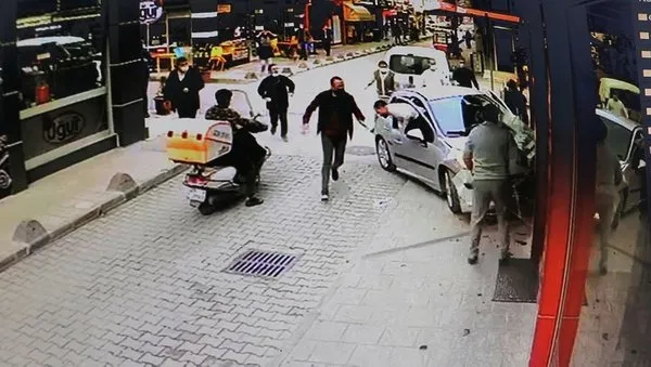 Hız nedeniyle kontrolden çıktı! Yayayla birlikte dükkana daldı - 2