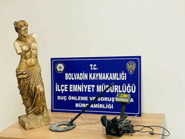polis-baskininda-ele-gecirilen-1-metrelik-heykel-ekspertiz-icin-muzeye-getirildi-1639748559205.jpg Polis baskınında ele geçirilen 1 metrelik heykel, ekspertiz için müzeye getirildi - 2