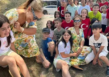 Görüntüler tepki çekmişti! Demet Akalın küçük hayranının gönlünü aldı