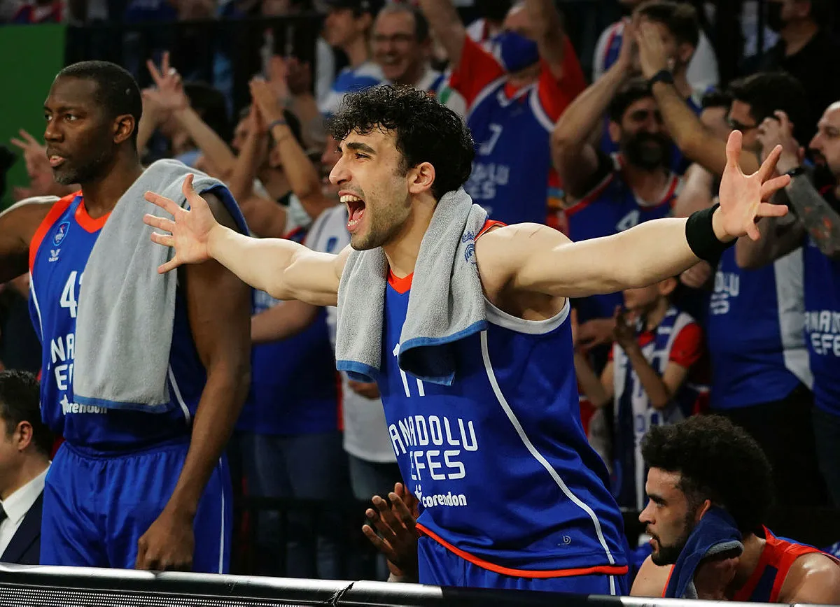 Anadolu Efes Final Four'a yürüyor! Anadolu Efes 77-65 Olimpia Milano (MAÇ SONUCU-ÖZET)