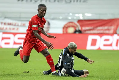 Beşiktaş üç attı üç aldı: Kartal adım adım zirveye