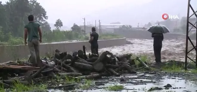 Rize’de şiddetli yağış etkili oldu