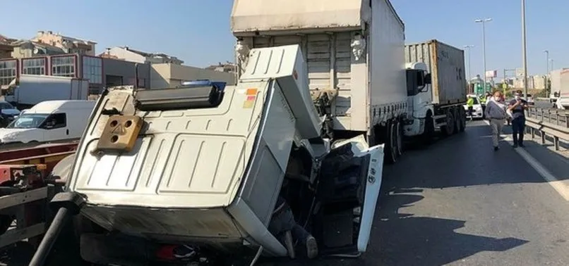 Son dakika: Beylikdüzü'nde üç tır birbirine girdi! Trafik kilitlendi