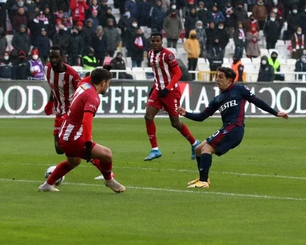 İlk yarı yeşil ikinci yarı beyaz! Sivasspor - Trabzonspor maçından renkli görüntüler