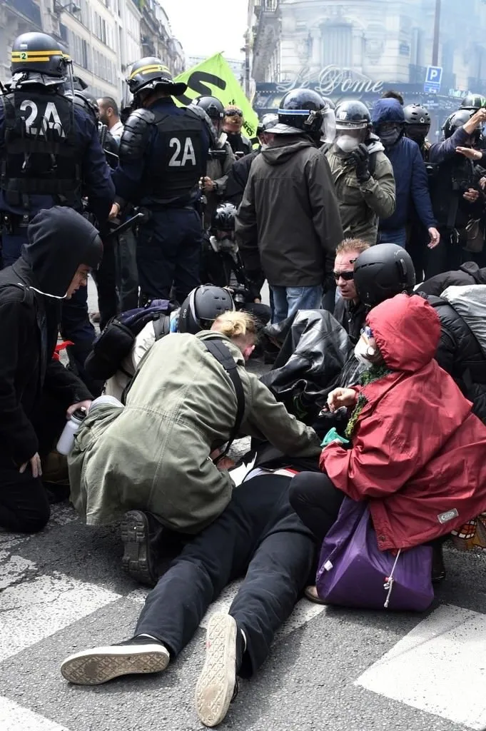 Paris’te iş yasası karşıtı protestolarda çatışmalar yaşanıyor
