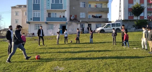 Arnavutköy Gençlik Meclisi üyelerinden hindiye futbol öğreten miniklere sürpriz - 1