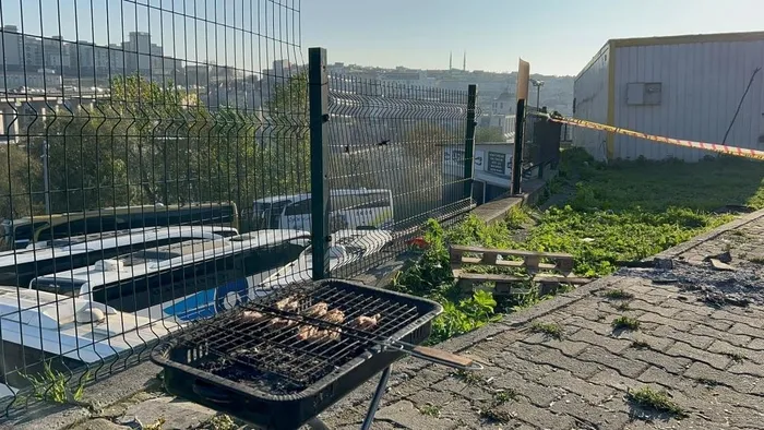 10-metreden-beton-zemine-cakildilar-bayrampasada-akilalmaz-olay-1734423384057.jpeg Bayrampaşa'da iki arkadaş mangal yakarken aşağı düştü (İHA)