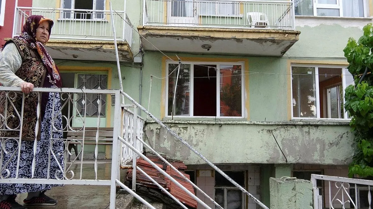 Kiracılardan boşalttığı evini görünce gözyaşlarına boğuldu! Çöp eve çevirdiler