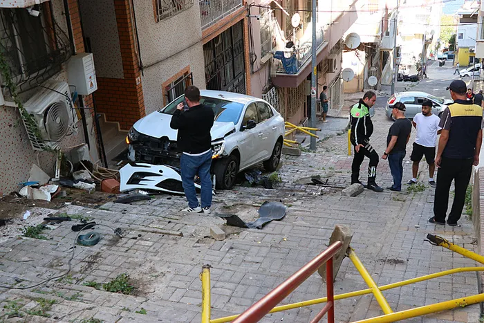 1728996862585.jpg Alkollü sürücü dehşet saçtı! İki otomobil merdivenlere uçtu - 1