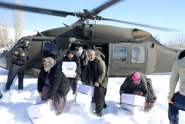 Depremzedeler jandarma desteği ile tahliye ediliyor