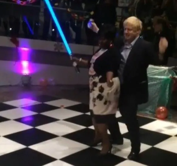 İngiltere Başbakanı Boris Johnson'ın dans videosu alay konusu oldu! Tepkiler büyüyor - 3