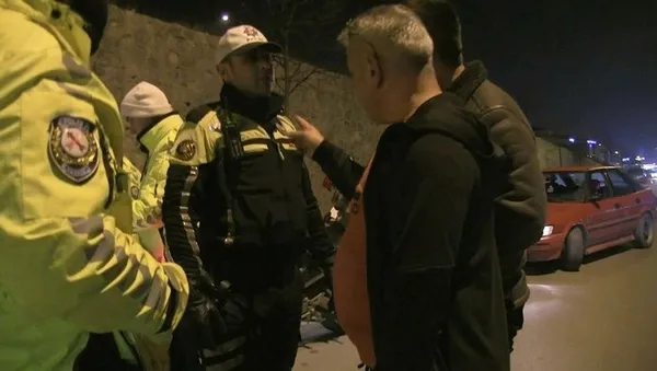 sakaryada-polis-cevirmesinde-skandal-turk-milletine-ve-polise-hakaretler-savurdu-1672662393382.jpeg Sakarya’da polis çevirmesinde skandal! Türk milletine ve polise hakaretler savurdu - 2