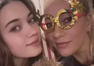 A.B.İ.'nin başrolü Afra Saraçoğlu'nun annesiyle pozuna yorum yağdı