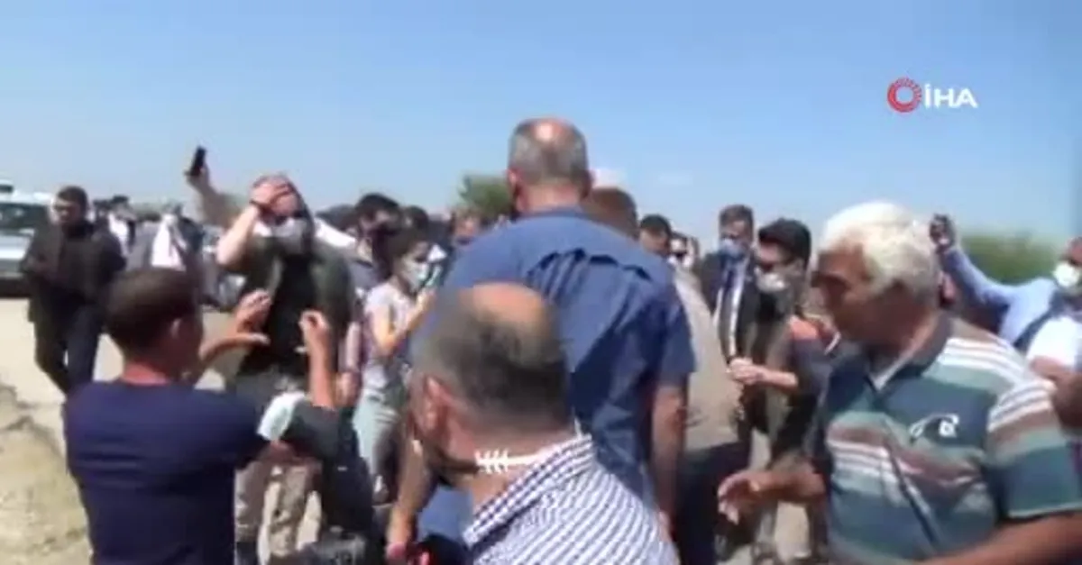 Son dakika | Meral Akşener'in Adana ziyaretinde yeni tiyatro! 'Para etmiyor' diyerek döktüğü soğanları Akşener gidince tek tek geri topladı