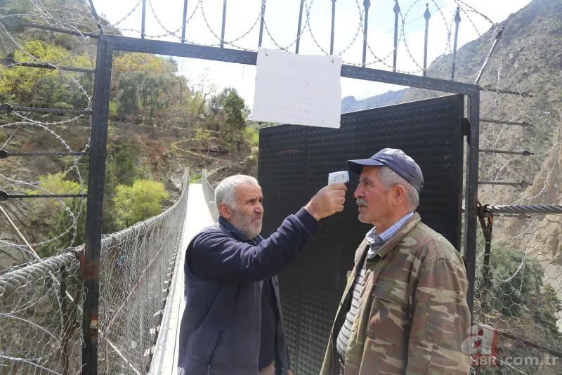 Bu köy kendinden izole! Asma köprüye 'korona' kapısı 8