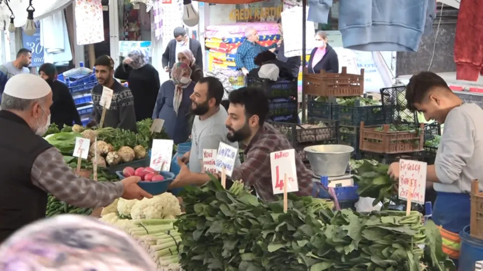 Tedbirleri hiçe saydılar! Koronavirüs pazara çıktı...