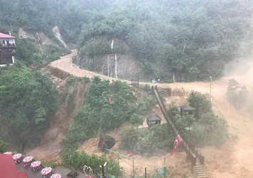 Rize'de Ağaran Şelalesi taştı!