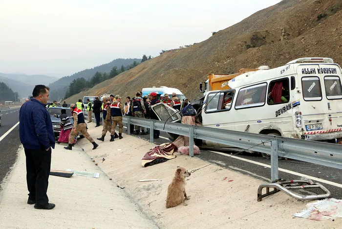 Minibüs kamyona çarptı! Ölü ve yaralılar var - 1
