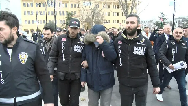 a-haber-muhabirinin-saldiriya-ugradigi-olaydaki-kisi-ekrem-imamoglunun-adami-cikti-1705605030523.jpg A Haber muhabirinin saldırıya uğradığı olaydaki kişi Ekrem İmamoğlu’nun adamı çıktı - 6