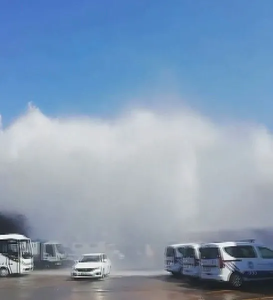 1688665268832.jpg İSKİ'ye ait su borusu patladı kırmızı ışıkta bekleyen araba havalandı! İstanbul'da fıkra gibi olay! İBB'nin beceriksizliği zirve yaptı... - 2