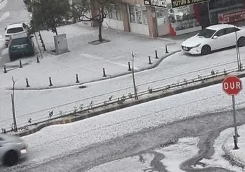 Maganav’ta dolu yağışı! İlçe beyaza boyandı