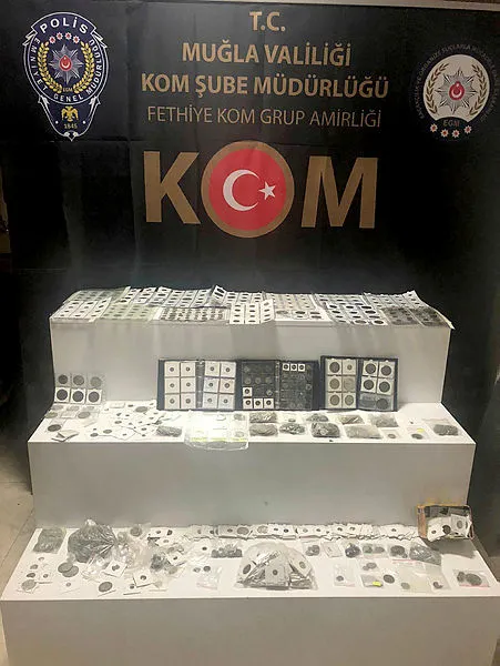 Muğla'da tarihi eser olduğu değerlendirilen çok sayıda sikke ve 63 obje ele geçirildi - 1