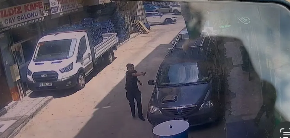 Bursa'da 'yan bakma' kavgası ertesi gün silahlı saldırıya dönüştü: 2 yaralı - 1