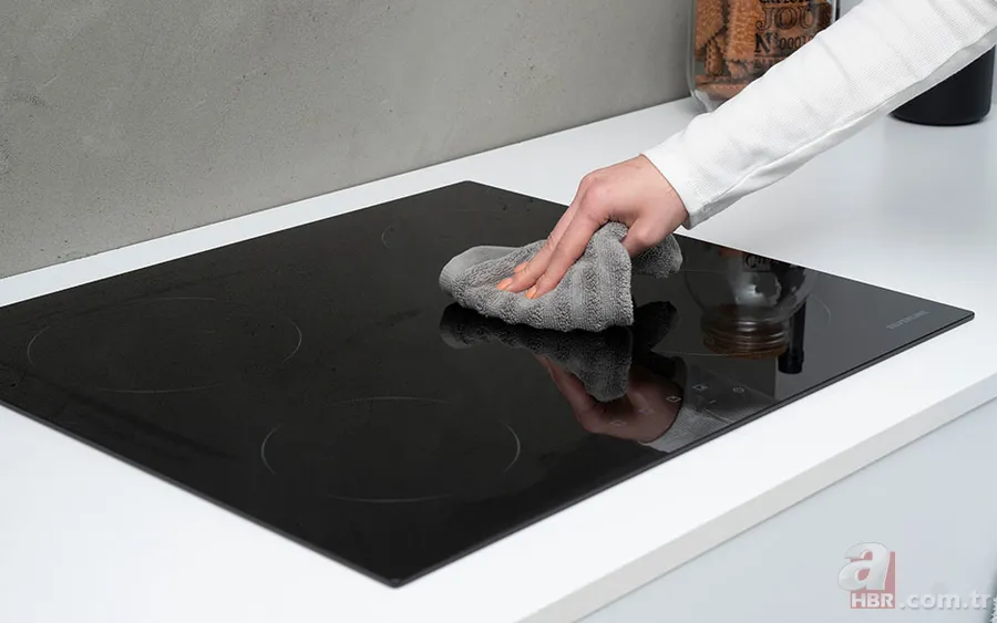 Siyah ocakta toz ve yağ lekesine son! Ovalamadan bir çırpıda tertemiz olacak! 1 kaşık eklemeniz yeterli! 4