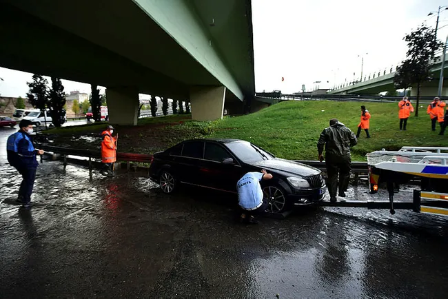 Valilik ve AKOM vatandaşları uyardı: Şiddetli yağış devam edecek dikkatli olun