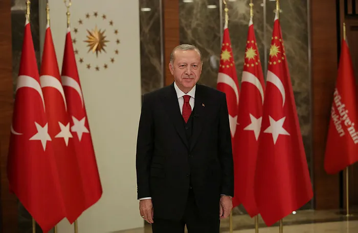 Türkiye koronavirüs tedbirleri nedeniyle İstiklal Marşı için balkonlara çıktı