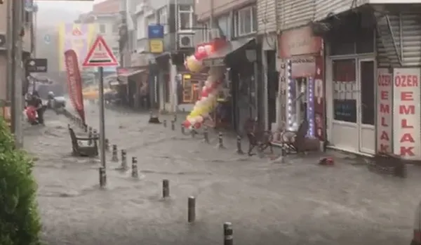 istanbulda-saganak-etkili-oluyor-bayrampasada-can-pazari-yuzerek-kurtuldular-1623746425006.jpg