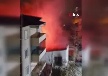 Sultanbeyli'de yangın: Ahşap ev küle döndü