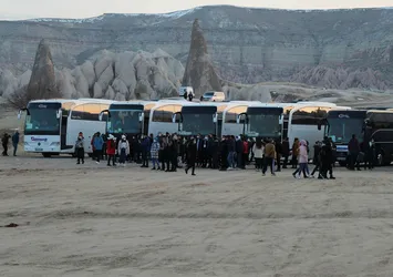 Kapadokya'da öğrenicilerden koronavirüs halayı