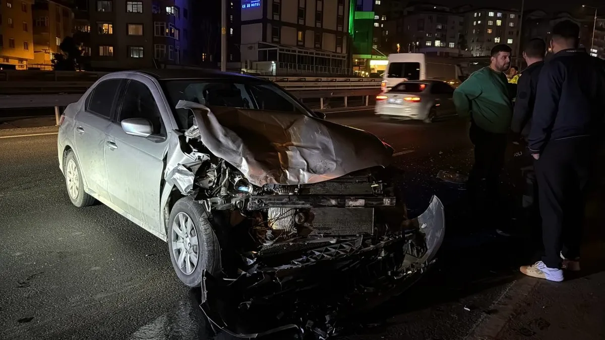 Kocaeli’de feci kaza! Otomobil minibüse çarptı: 2 yaralı