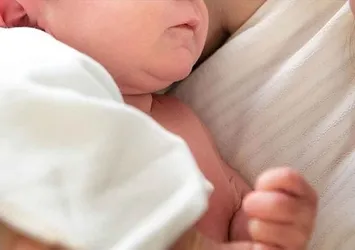 Yunanistan’da Korona virüs taşıyıcısı anne sağlıklı bebek doğurdu! "Zorlukların ortasında umut doğdu"