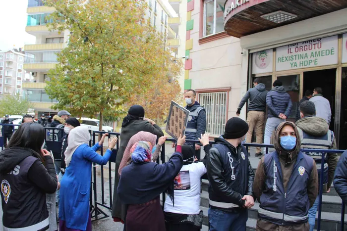 Diyarbakır HDP il binası önünde gerginlik! Evlat nöbetindeki acılı aileler böyle haykırdı: Kahrolsun HDP! - 1