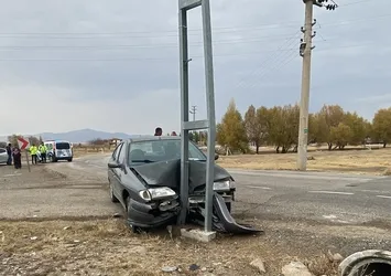 Konya'da otomobil direğe çarptı: 4 yaralı