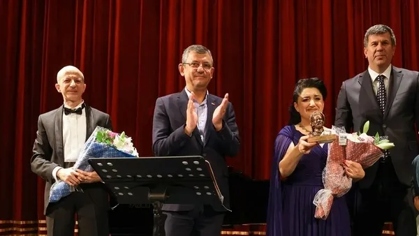 Özgür Özel’in elini öptüğü Türkiye düşmanı Pervin Chakar’dan skandal paylaşım!