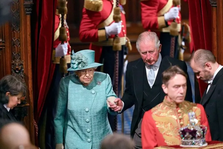 Kraliçe Elizabet hakkında şok iddia! Tahtı bırakıyor