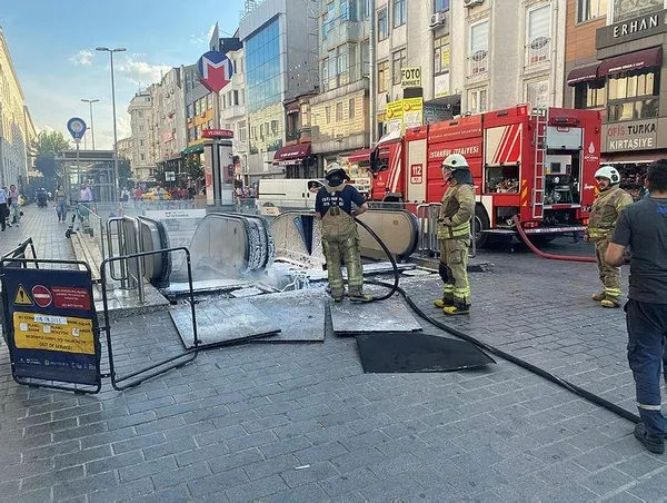 istanbulda-vezneciler-metro-duraginda-yangin-1694187116044.jpeg İstanbullunun bitmeyen çilesi CHP belediyeciliği! Çalışmayan yürüyen merdivenlerden sonra şimdi de yanan yürüyen merdiven! Vezneciler'de panik - 1