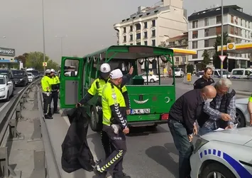 Bakırköy'de feci kaza! Bariyerlere çarpan motosikletli metrelerce savruldu