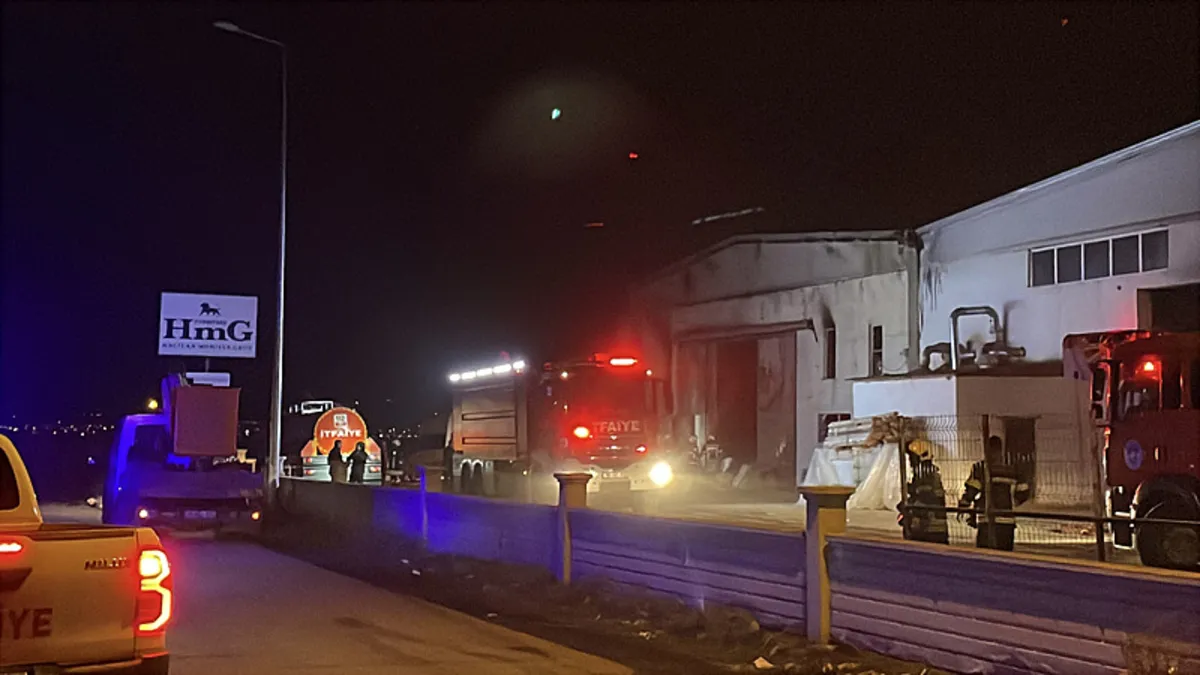 Kayseri'de mobilya fabrikasında yangın! Alevler kontrol altına alındı