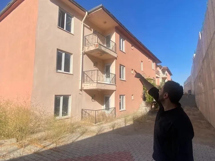 "Bukalemun" hainin inine girildi: 10 yıllık firar Afyonkarahisar'daki hücre evinde son buldu! 3 ayrı paravan ev - 4