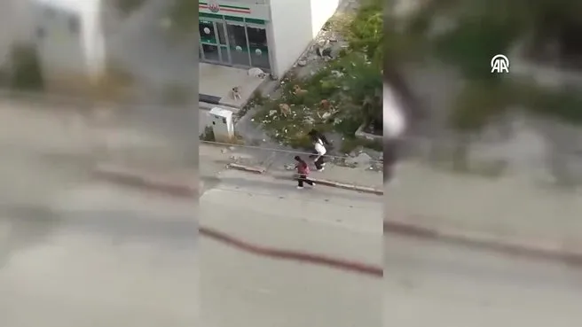 Sahipsiz köpeklerin öğrencilere saldırması kamerada