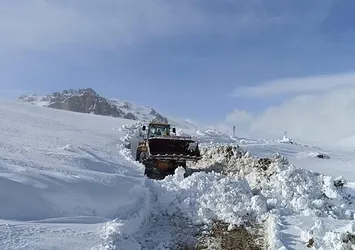 Van Bahçesaray'da kara yoluna çığ düştü