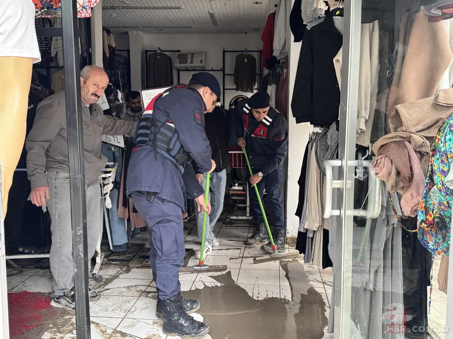 Samsun'daki sel felaketinin izleri gün ağarınca ortaya çıktı! Araçlar ters dönüp birbirine girdi 6