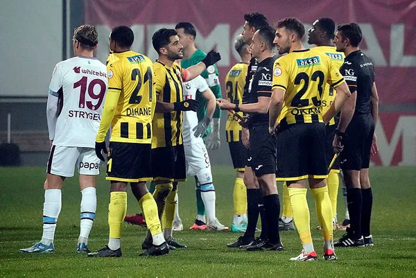 İstanbulspor - Trabzonspor maçında ilginç anlar! İstanbulspor Başkanı takımı sahadan çekti - 2