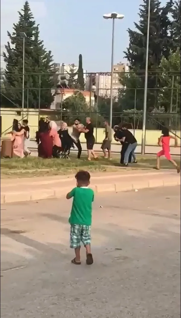 antalyada-gozu-donen-kadinlar-birbirilerine-sac-bas-saldirdi-cocuklarin-araya-girdigi-kavga-kamerada-1657555001352.jpg Antalya’da gözü dönen kadınlar birbirilerine saç baş saldırdı! Çocukların araya girdiği kavga kamerada - 1