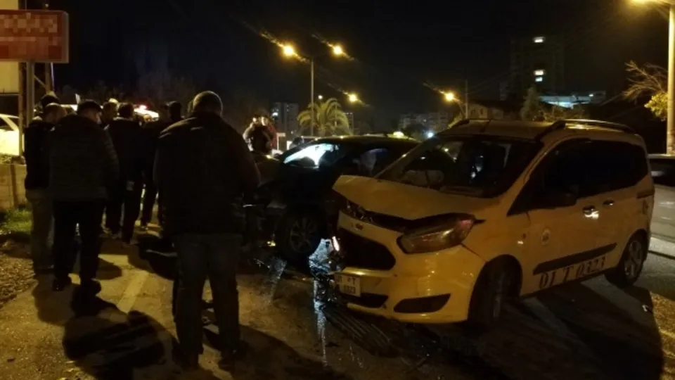 Otomobil ile ticari taksi çarpıştı! Yaralılar var | Adana'da hareketli gece